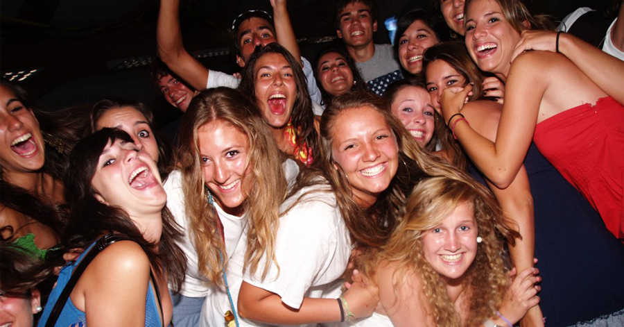 Molesta studentesse 14enni, indagato prof