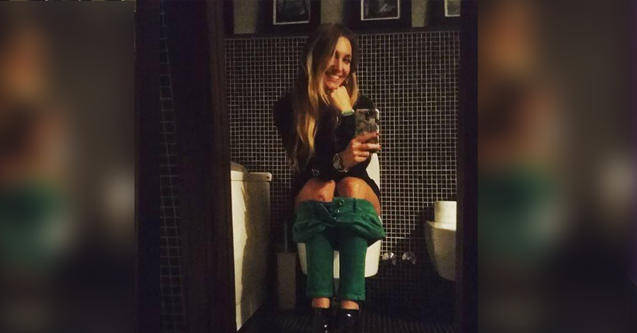 Scatta un selfie sul wc e poi pubblica la foto