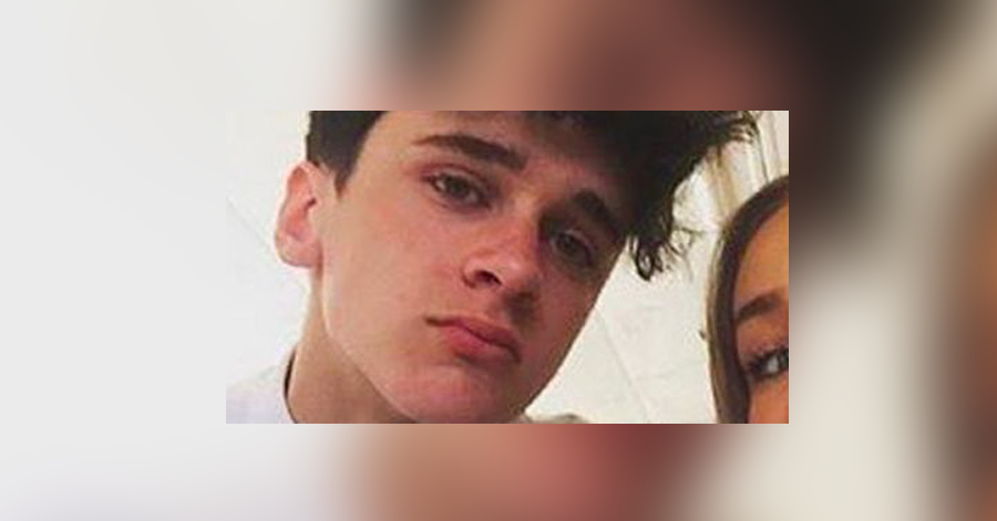 La fidanzata lo lascia, 16enne si impicca in cameretta in diretta su Facebook