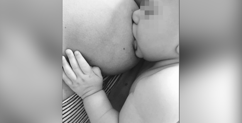 Giovane ragazza scatta il selfie mentre allatta il figlio