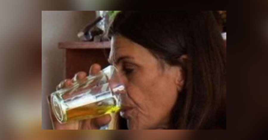 Costretta a bere la propria urina, rischia di morire