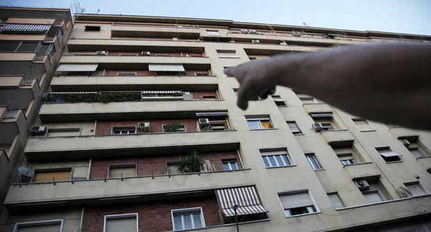 Lancia la moglie dal balcone nella notte di Capodanno, ecco il motivo inquietante