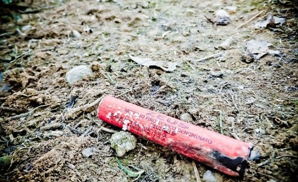 13enne esplode un petardo e perde occhio e mano