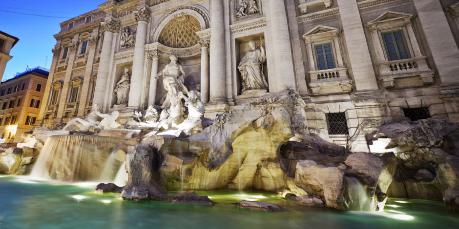 Turista balla nudo sulla Fontana di Trevi